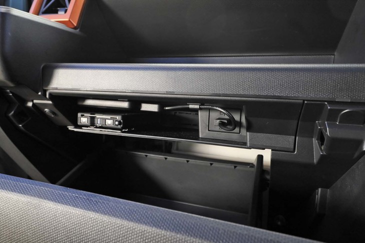 グローブボックス内にもUSBコネクターがひとつ備わる。ETCやドライブレコーダーの本体などもボックス内におさまる。