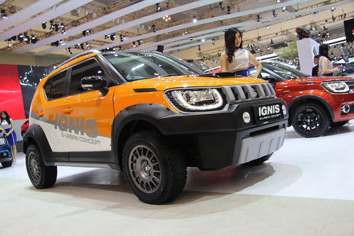 なんかいいですよね、ラリーカーをイメージしてカスタマイズした、この「スズキ・イグニス」。大胆に左右をカットしたバンパーがすてき。スリットを刻んだフロントグリルが何かに似ている……なんてことは気にしてはいけません。まあ「ジムニー」に似ているだけですが。えっ、ジープに似ていますか？ きっと気のせいですよ（笑）。