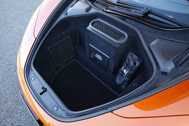 フロントのラゲッジスペース。150リッターの容量が確保されている。