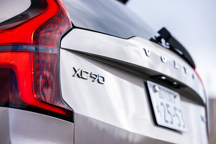 今回は「XC90」のトップモデルである「XC90ウルトラT8 AWDプラグインハイブリッド」に試乗。車両本体価格は1294万円で、日本で販売されるボルボ車のなかでは最も高価な価格設定となる。
