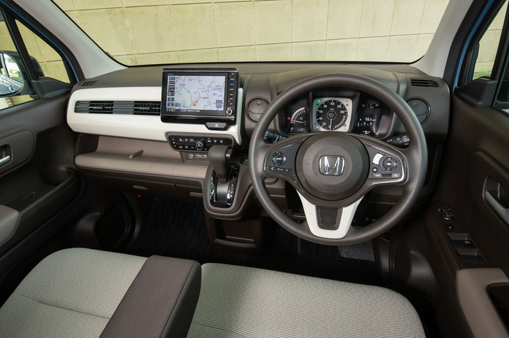 運転席まわりでは、ステアリングにチルト＆テレスコピック機構を、シートにスライド／リクライニング／座面高の調整機構を装備。幅広い体型の人が適切な運転姿勢をとれるよう、配慮されている。