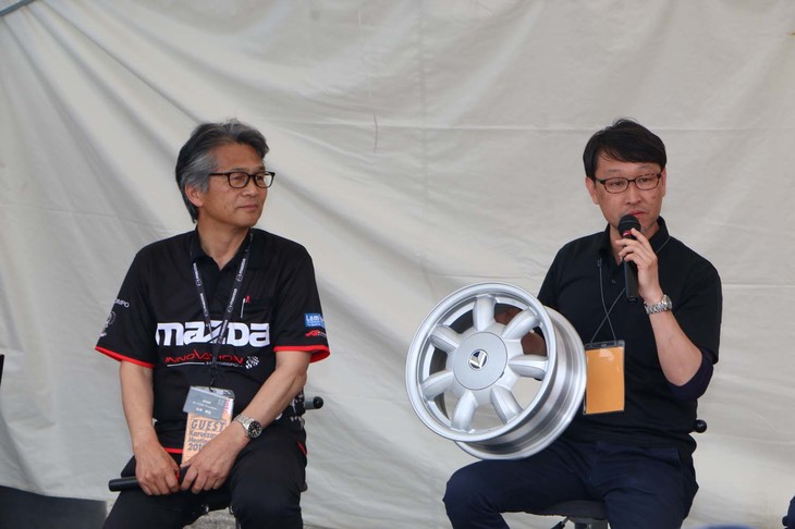 午後のトークショー後半は、「ロードスター」アンバサダーの山本修弘氏をはじめとするレストア事業チームがゲストに。レストア事業の活動に加え、復刻部品の最新情報が報告された。また現地には、レストアチームのブースが設けられ、復刻部品の一部を展示。今、どのような部品が必要なのか、ファンへのヒアリングも行われた。