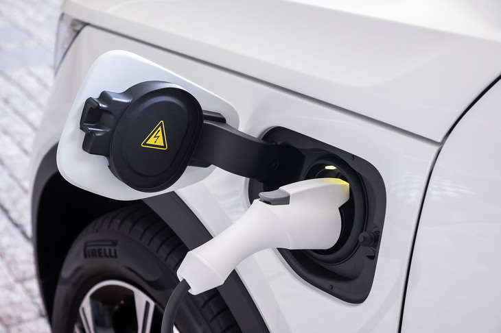 充電は、200V16Aの普通充電システムを用いて行う。フロントフェンダー左サイドに給電口を配置。2.5時間から3時間程度でフル充電が完了するという。