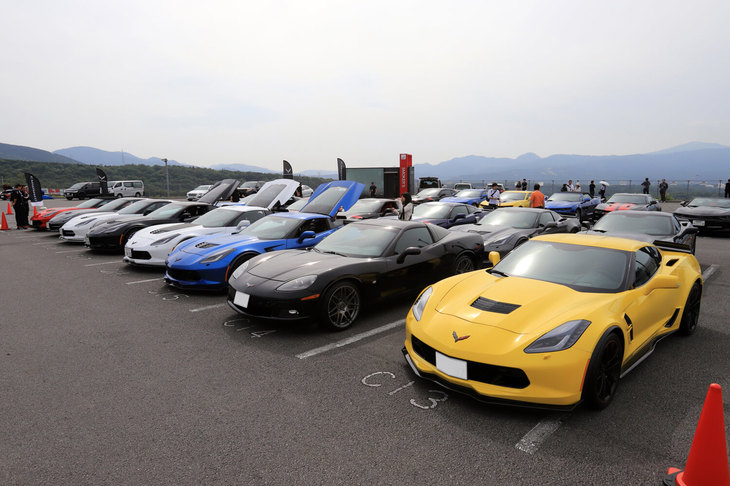 こちらは同時開催となった「CHEVROLET DRIVING ACADEMY」の参加車両。こうしたドライビングセミナーについては、ゼネラルモーターズ・ジャパンが開催するのはこれが2度目。「シボレー・コルベット」に加え、2017年7月に登場した新型「カマロ」で参加する人も多数見られた。