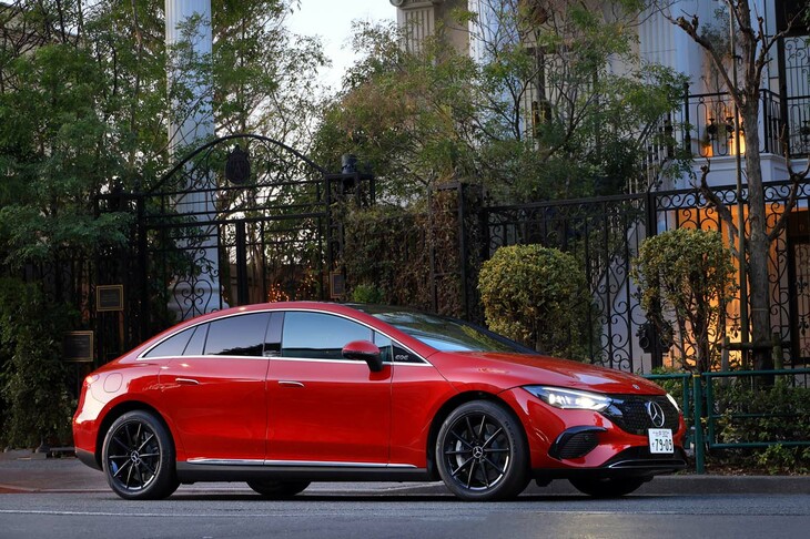 試走に供されたクルマは「メルセデス・ベンツEQE350＋」。ドイツのプレミアムブランドが擁する上質なBEVのセダンだが、その車重は実に2360kg。サンルーフを備えた取材車両は、2390kgにもなっていた。