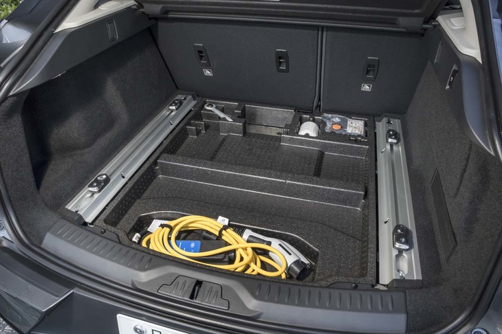 荷室のフロア下には、充電用のマルチファンクションケーブルを装備。出先のさまざまな充電スポットで電力が補給できる。