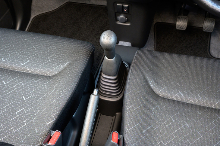 MTのシフトレバーはフロアから生えるタイプ。かっちりとした節度はなく、どちらかといえばグニャリとした操作感だ。