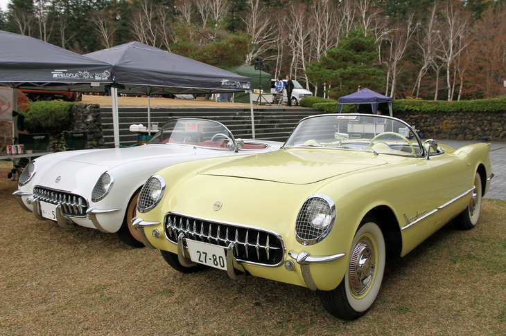 C1こと初代「コルベット」は、3.9リッター直6エンジン搭載のロードスターのみでデビューした。左は1954年、右はこの年からオプション設定された4.3リッターV8エンジンを積んだ1955年モデル。