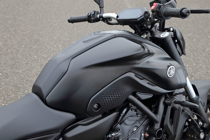 フレームカバーをアルミダイカスト製から樹脂製に変更するなど、燃料タンクカバーまわりもデザインを一新。ニーグリップ部のフィット感を高め、スポーツ走行時のホールド性を向上させた。