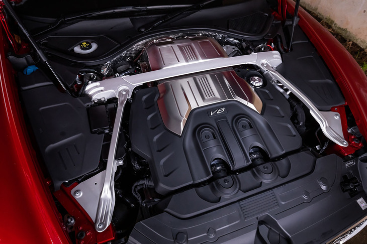 低負荷時に4気筒を休止するシリンダー休止システムが組み込まれた最高出力550PS/5750-6000rpm、最大トルク770N・m/2000-4500rpmの4リッターV8ツインターボエンジンを搭載する。