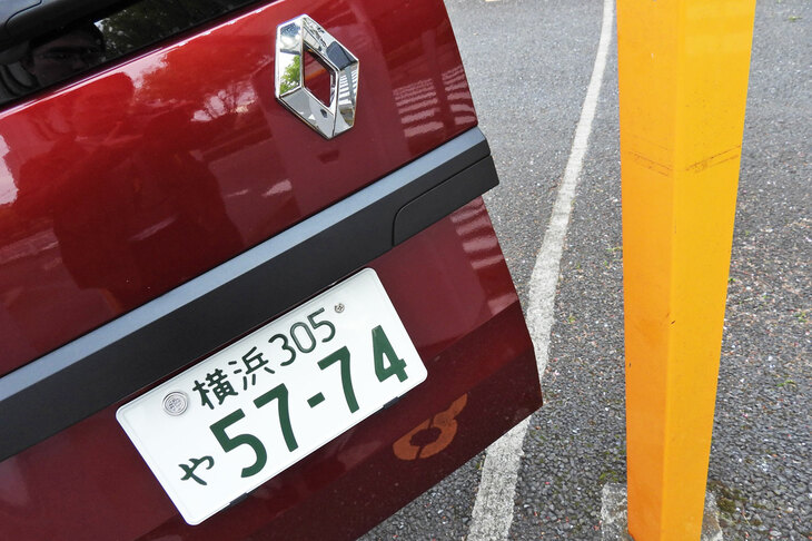 新型では、テールゲートにラッチがついた。……まぁ一枚のドアが小さな観音開き式ゆえ、後ろにさほどスペースがなくてもガバっと開けられるんですけどね。