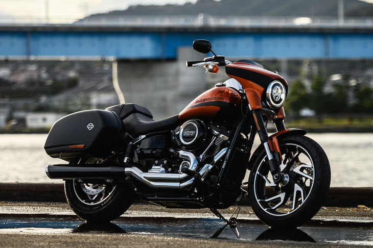 カウルやサドルバッグはカンタンに脱着が可能。1台でさまざまなスタイルが楽しめるのも「スポーツグライド」の魅力だ。