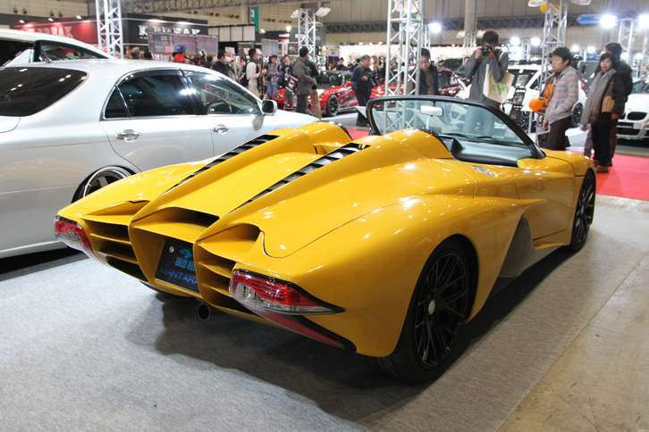 「コンセプト・マンタレイ」のリアビュー。たしかにエイの雰囲気だが、マッハ号のようなイメージも感じられる。もっともマッハ号も2代目「シボレー・コルベット スティングレイ」（C2）を参考にしている節があるので、不思議はないのかもしれない。ちなみにスティングレイとはアカエイである。