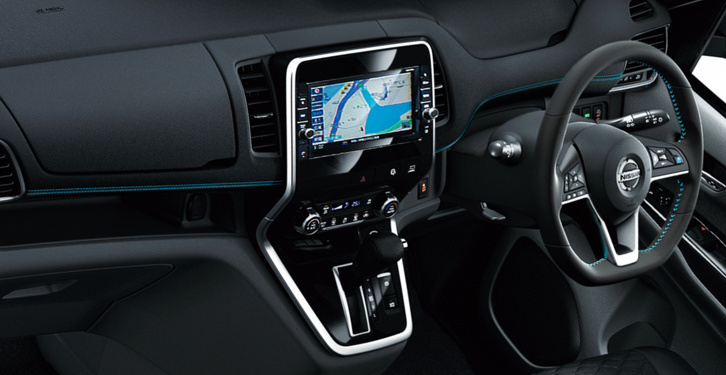 「日産セレナ ライダー」のインストゥルメントパネルまわり。