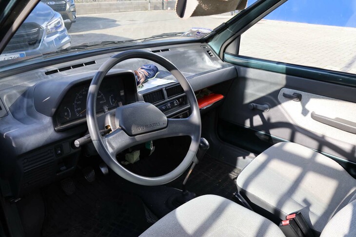 実直なデザインのインテリア。車齢の割にへたりが少ないのは、元来の品質と、ニコロさんのいたわりによるものであろう。