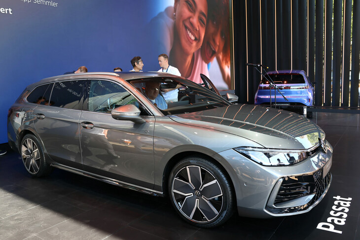 「フォルクスワーゲン・パサート ヴァリアント」。9代目は最新の内燃機関車用プラットフォーム「MQB evo」を採用。車形はステーションワゴン、トランスミッションはATのみで展開される。パワーユニットはガソリンエンジン2種類、ディーゼルエンジン3種類、マイルドハイブリッド1種類、プラグインハイブリッド2種類の計8種類。