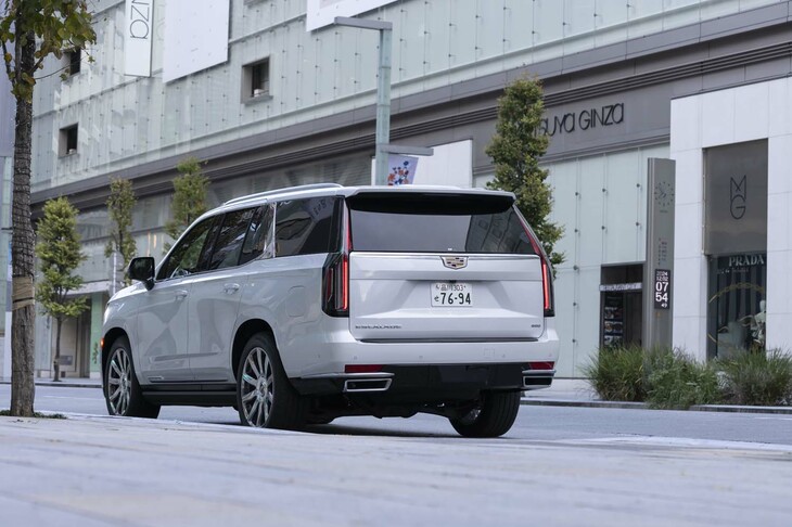 「エスカレード」に設定されるAKGのオーディオシステムは2種類。エントリーグレードの「プレミアム」には14チャンネル・19スピーカーの「AKG Studioシステム」が、その他の2グレードには、28チャンネル・36スピーカーの「AKG Studio Referenceサラウンドサウンドシステム」が搭載される。