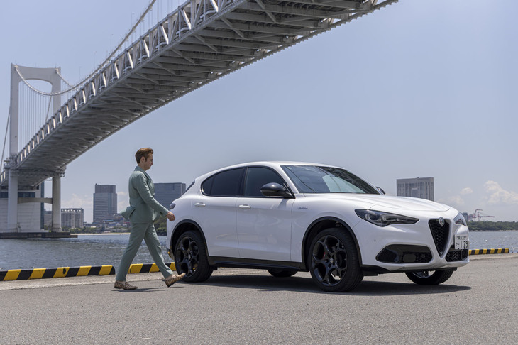 1世紀以上におよぶアルファ ロメオの歴史のなかで、初の量産型SUVとして開発された「ステルヴィオ」。今回その最新モデルに、レーシングドライバーのケイ・コッツォリーノさんが試乗した。