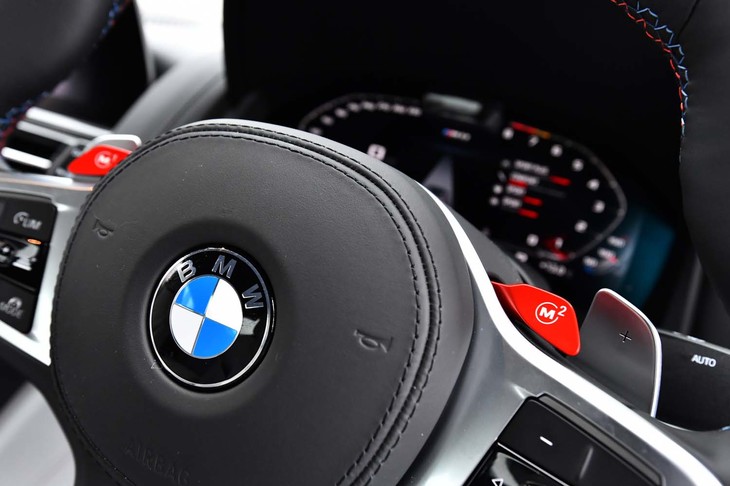 ステアリングホイールのスポーク上部には、「M1」「M2」という2つのMモード選択ボタンが並ぶ。