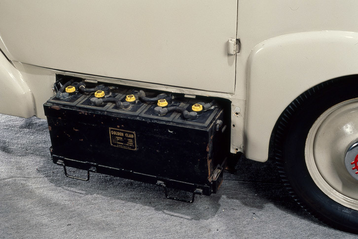 「たま」に搭載される鉛蓄電池。今日の電気自動車のように搭載状態で充電するのではなく、交換式となっていた。当初、一充電走行可能距離は65kmと公称されていたが、実際にはもっと長く走れたようだ。