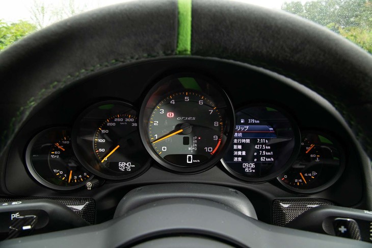 センターにエンジン回転計を備えた「911」伝統の5連メーター。回転計のレッドゾーンは9000rpmからで、目盛りは1万rpmまで刻まれている。