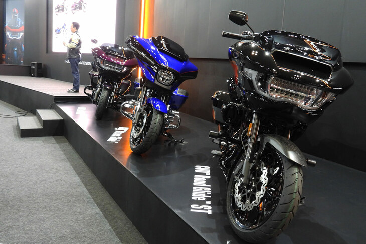 ハーレーダビッドソンのプレスカンファレンスの様子。ハーレーは2025年モデルを一斉展示。そのすべては到底紹介し切れないので、ぜひニュース＆ギャラリーをご覧いただきたい。