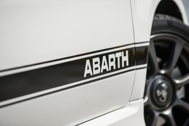 今日のアバルトブランドの起源は、1949年にカルロ・アバルトが興したアバルト＆C社にさかのぼる。同社はスポーツカーやレーシングカーの設計・製作、チューニングキットの開発などを手がけた。