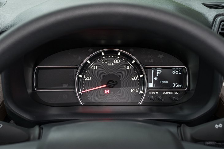 メーターパネルはシンプルな単眼式。右下に時計とトリップメーターを操作するための棒が備わっているのが懐かしい（と同時にコストダウンの努力を感じる）。