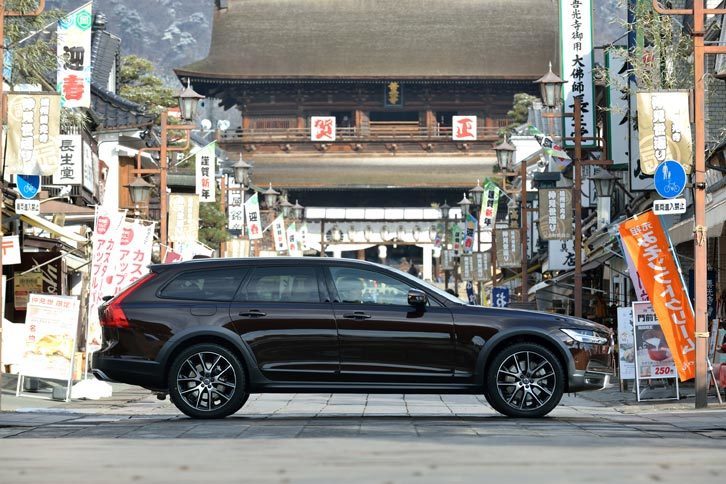 試乗会が行われたのは、2018年1月中旬のこと。善光寺の参道には、「賀正」や「謹賀新年」といったのぼりが、まだ数多く立っていた。取材陣もまずは道中の安全を祈願。