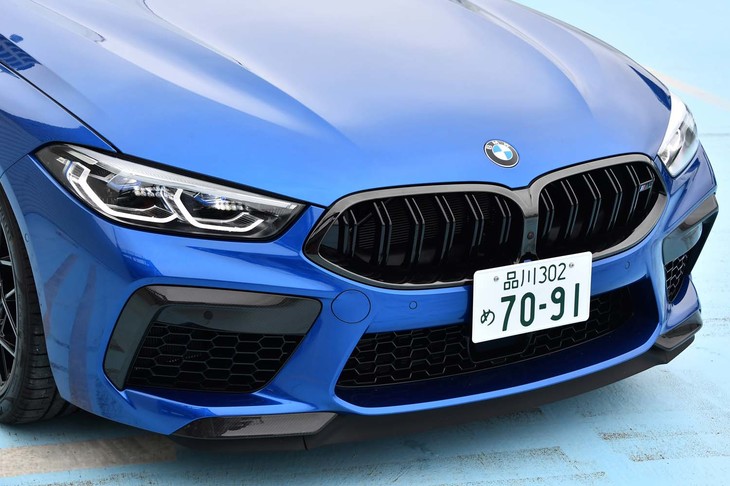 ブラックのグリルやハニカムデザインの大型エアインテークが、迫力あるフロントまわりを演出する。