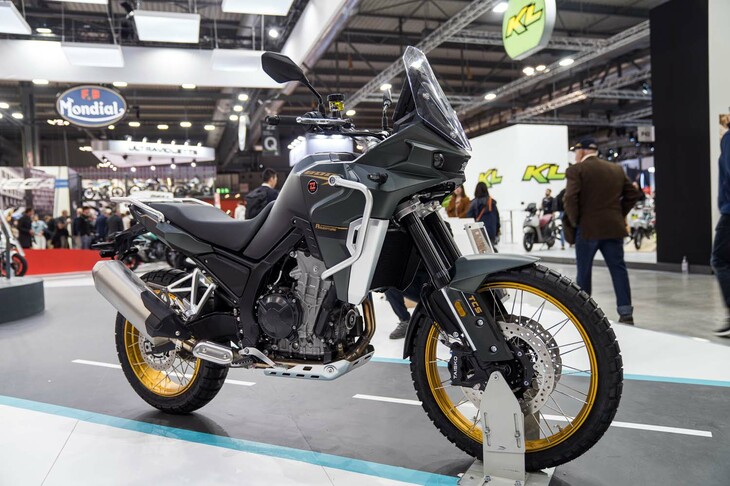 中国人のジャーナリストも、その急速な開発スピードに驚いているという中国ブランド「KOVE（コヴェ）」。2023年に自社開発のマシンでダカールに初参戦し、数台が完走を果たし、大いに話題となった。またスーパーバイク世界選手権のWSSクラスに自社開発のマシンで参戦し、ときに上位を走るほど存在感を高めている。そのコヴェが発表したミドルクラスアドベンチャーが、この「800Xスーパーアドベンチャー」だ。排気量799ccの並列2気筒DOHCエンジンを、ツインスパーフレームに搭載。足の長い前後サスペンションで、オフロードでの高い走破性を追求している。