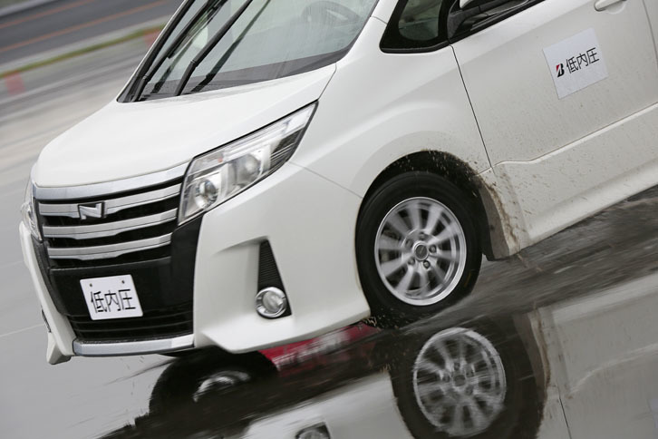 150kPaの車両でコーナーに挑む。タイヤがたわんでしまい、腰砕けのような状態になってしまう。