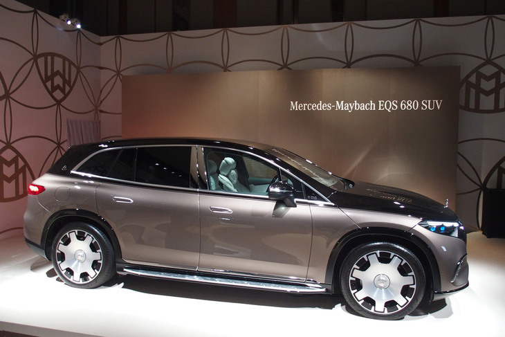 マイバッハEQS680 SUV（サイドビュー）