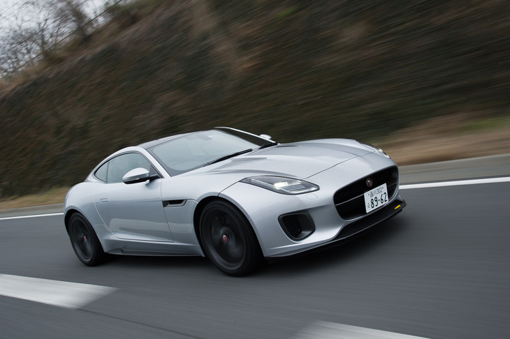 「Fタイプ400スポーツ」には、テストした「クーペ」以外に「コンバーチブル」も用意されるほか、さらにそれぞれにFR車と4WD車が設定されている。