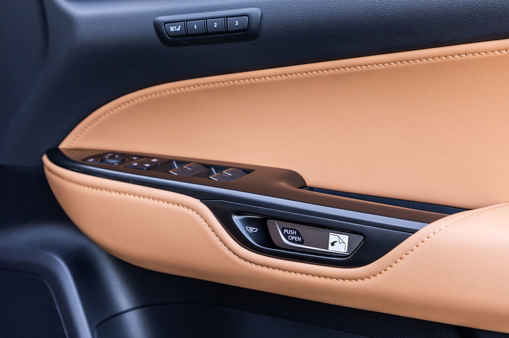 「e-ラッチシステム」と呼ばれる電気制御ドアラッチ／アンラッチ機構を標準装備。ブラインドスポットモニターの機能を活用した、後方からの接近車両などを検知する安全機構も採用されている。