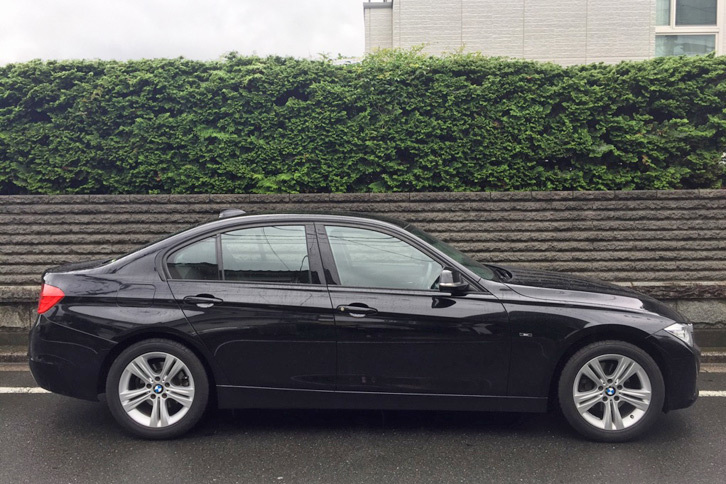 2014年製「BMW 320d」。車両本体は安いが諸経費が高い。