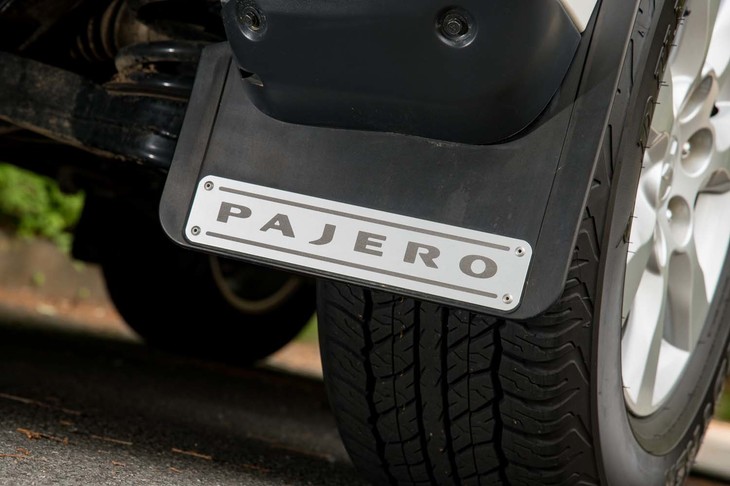 「ファイナルエディションアクセサリーパッケージ」に含まれるアルミプレート付きのマッドフラップ。