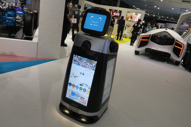 こちらはパナソニックの「HOSPI Signage」。3面に巨大サイネージを備えた、文字通りの「走る広告塔」だ。高性能センサーと高度な障害物回避アルゴリズムにより、歩行者や障害物に接触することなく走行できるという。スズキ、ダイハツ、ヤマハと東京モーターショーでの出展も多かったことだし、今後はこうした「人と共生する自律走行ロボット」の開発が、急速に進むのかもしれない。