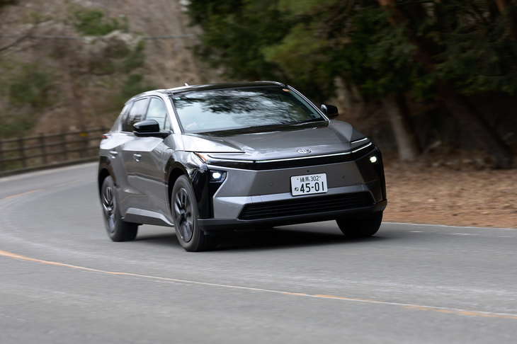 フロントおよびフロントサイドのウィンドウを遮音ガラスに変更し、静粛性もアップ。乗り心地も含めて全体に洗練された印象だ。