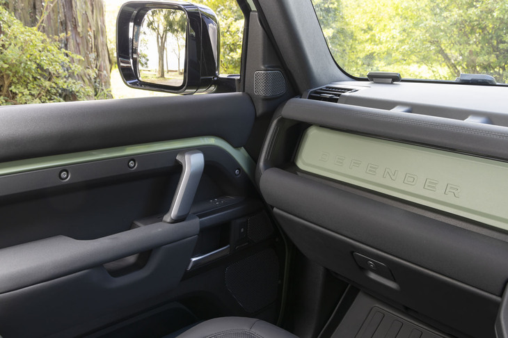 外板色とコーディネートされた「グラスミアグリーンパウダーコートブラッシュドフィニッシュ」のクロスカービーム。格納式のファブリックルーフやMERIDIANサウンドシステムなども標準で装備される。