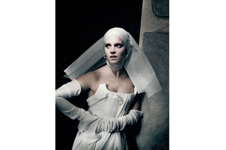 その写真の美しさから、芸術作品としても扱われるピレリカレンダー。写真は2020年版に登場したエマ・ワトソン。