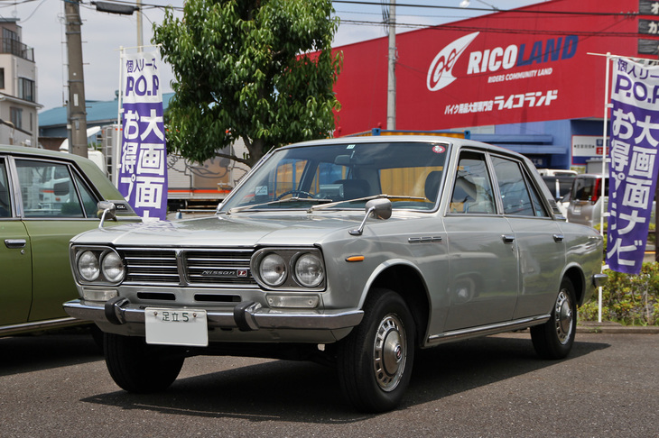 1969年「ローレル デラックスB」（C30）。イベントには3台の初代ローレル セダンも参加した。1968年のデビューから1970年のハードトップ追加設定まで、ローレルには「デラックスA」とデラックスBの2グレードしかなかった。