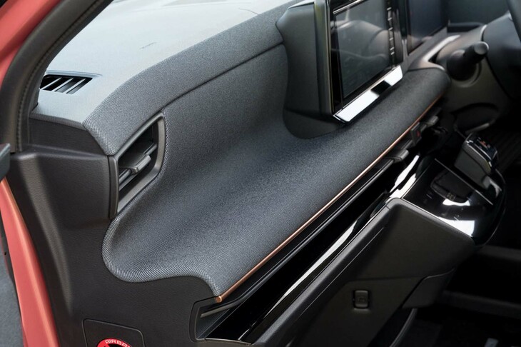 ダッシュボードには広範囲にファブリックが貼られる。助手席側にはくぼみを設け、小物を置くスペースとして使えるようにした。