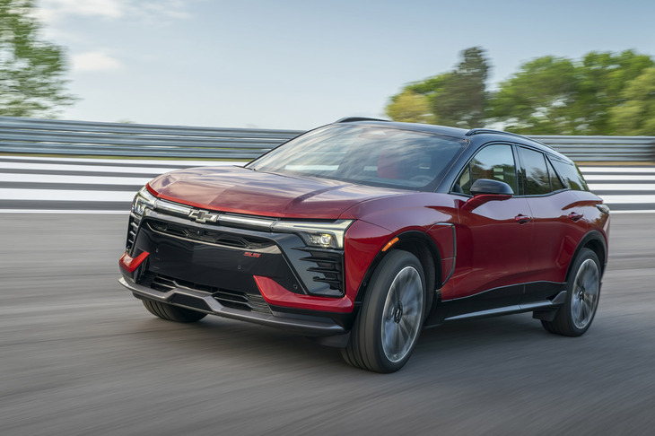 GMのミッドサイズSUV「ブレイザー」。電動SUV「ブレイザーEV」は、「ホンダ・プロローグ」のGM版となる。GMが開発した「アルティウムバッテリー」を搭載し、フル充電での走行距離は320マイル（約515km）を誇る。わずか10分の充電で78マイル（約110km）の走行距離が確保できるのもセリングポイントだ。スタイリッシュなフォルムは日本でも注目されそうだが……。