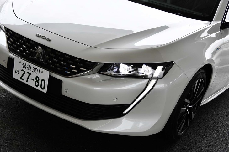ライオンの牙をイメージしたLEDデイライトが目を引くフロントまわり。コーナリングランプも標準で装備される。