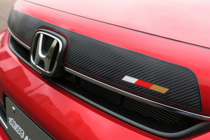 ホンダ・フィット リュクス 無限パーツ装着車（フロントグリルデカール）