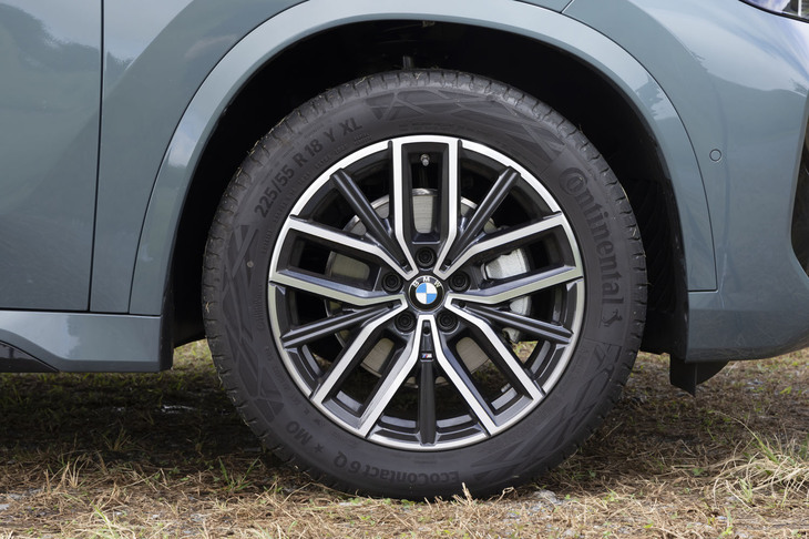 タイヤサイズは225/55R18。最新モデルとしてはエアボリュームが豊富な存在感のあるたたずまいだ。