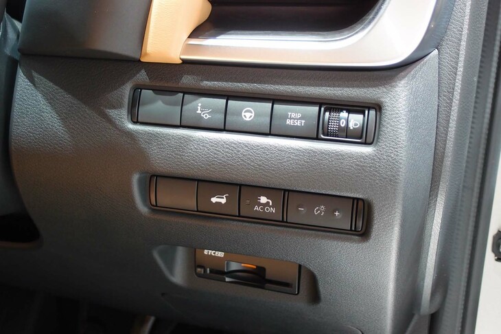 日産エクストレイルG e-4ORCE（運転席右前方のスイッチ類）