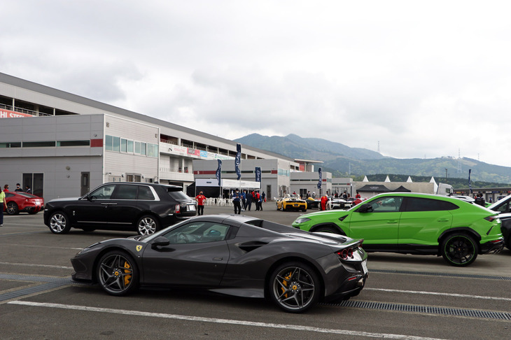 イベント参加者の愛車が並ぶAパドック前の駐車スペースは、まるでスーパーカーショーのよう。サーキット走行を楽しむべく、複数台の愛車を持ち込むひともいた。