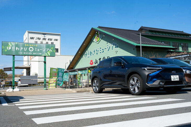 伊豆コースのスタート地点である「道の駅伊豆ゲートウェイ函南」にて。今回走破した伊豆のドライブコースは、「SUBAROAD」のコースのなかでもいちばん初めに設定されたもの。SUBAROADのスタッフにとっても「アプリの原点であり、非常に思い入れのあるコース」とのことだ。